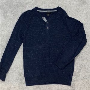 Men’s like new navy henley sweater in Medium